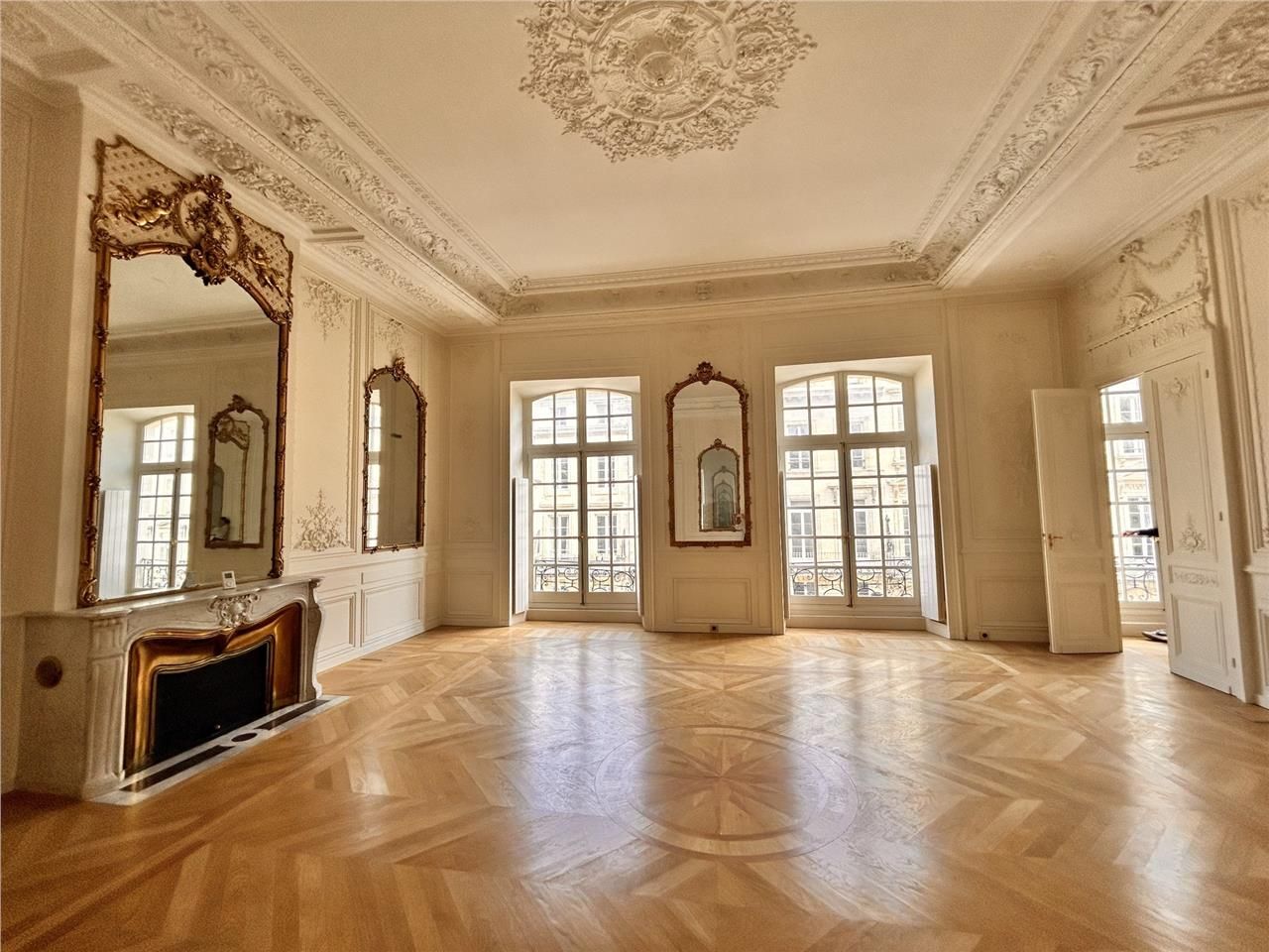 Arthur Loyd vous propose ce superbe plateau de bu