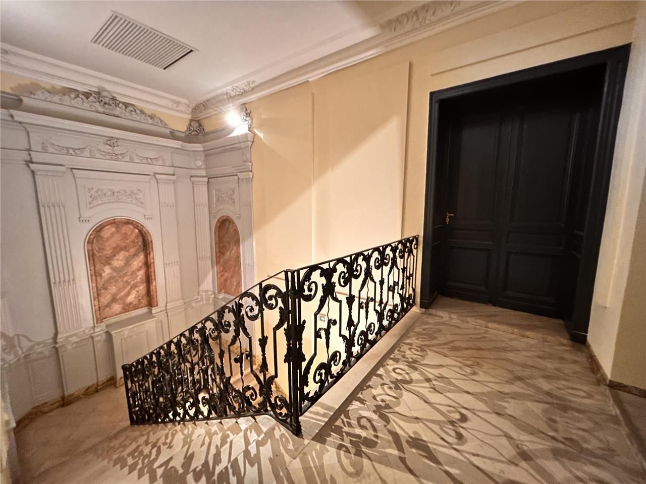 Arthur Loyd vous propose ce superbe plateau de bu