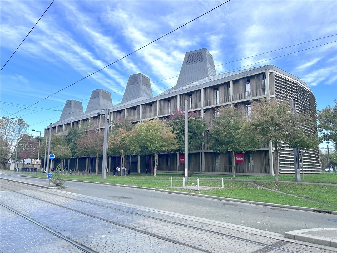 Dans le quartier des Bassins à Flots à Bordeaux,