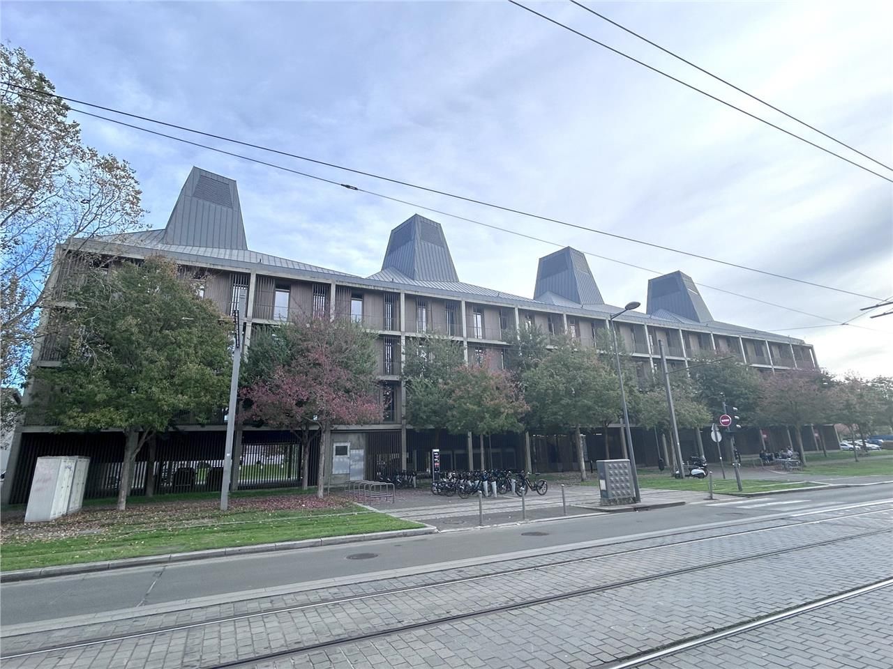 Dans le quartier des Bassins à Flots à Bordeaux,