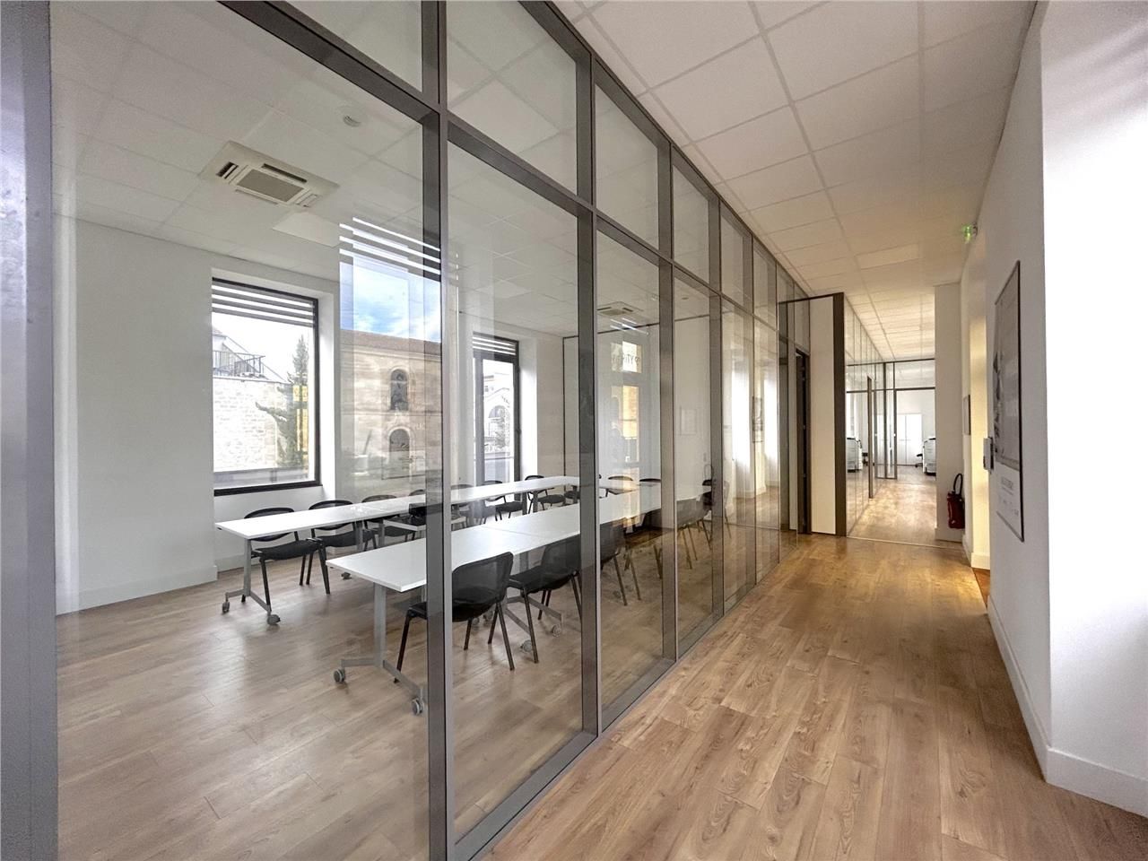 Arthur Loyd propose à la location 395 m² de burea