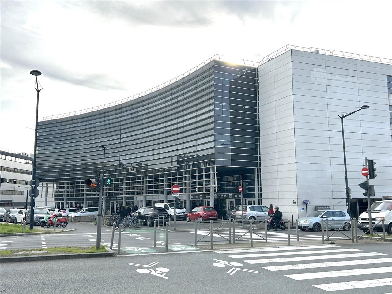 Au sein de l'immeuble Plaza, dans le quartier d'a