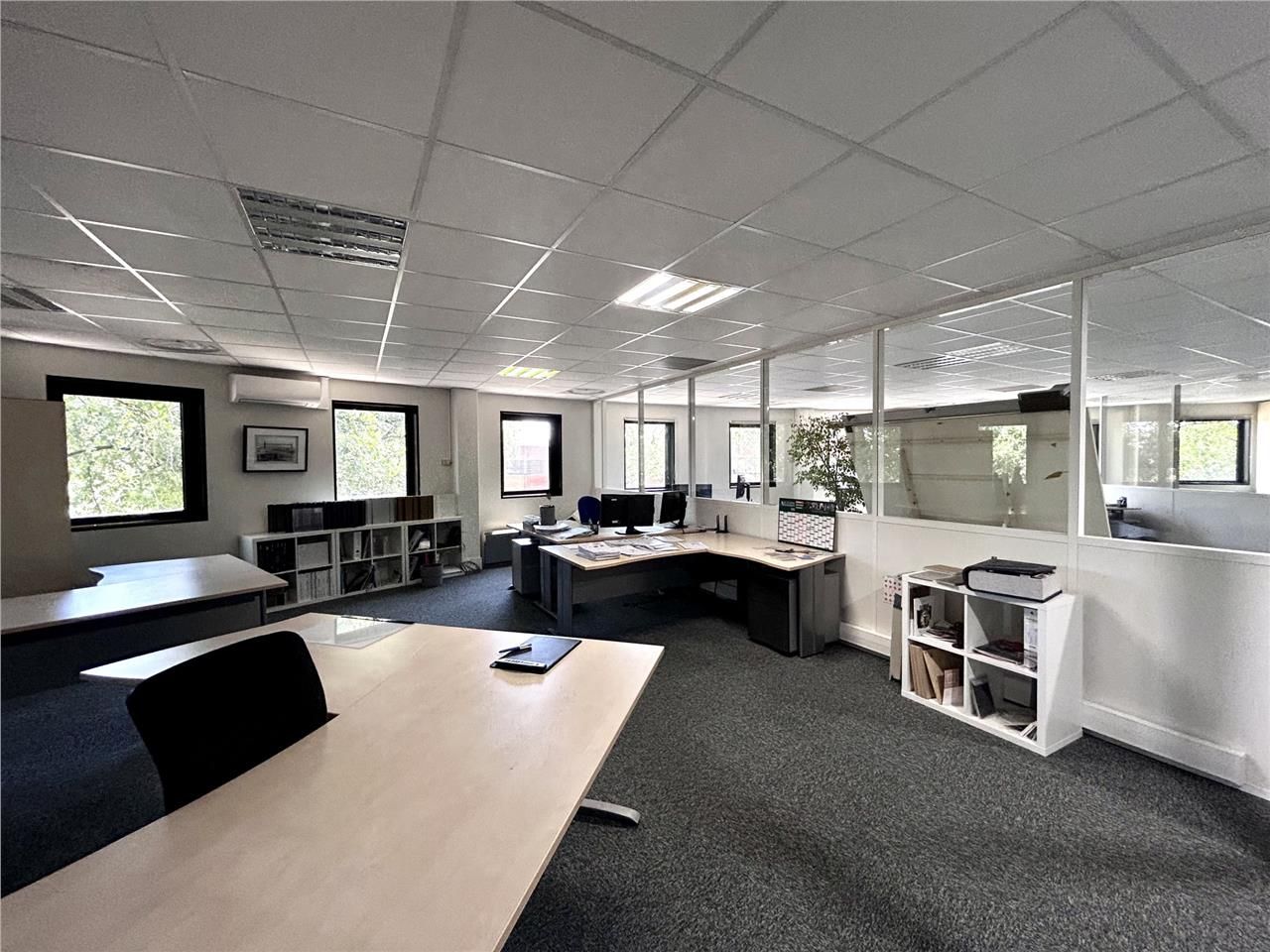 Dans le parc tertiaire Innolin à Mérignac, proche