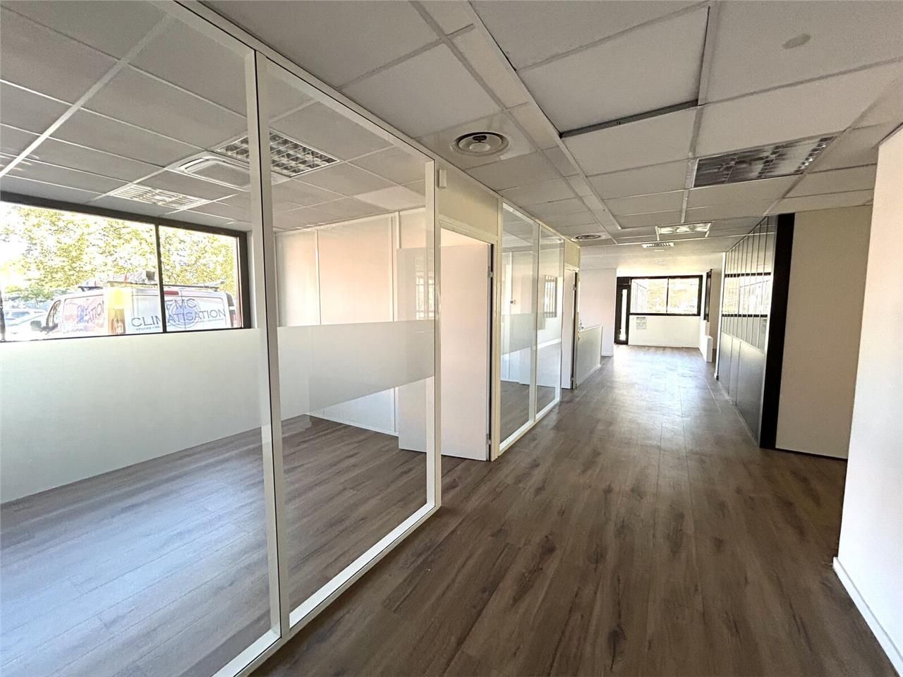 Situés en bordure de l'avenue Kennedy, au coeur d