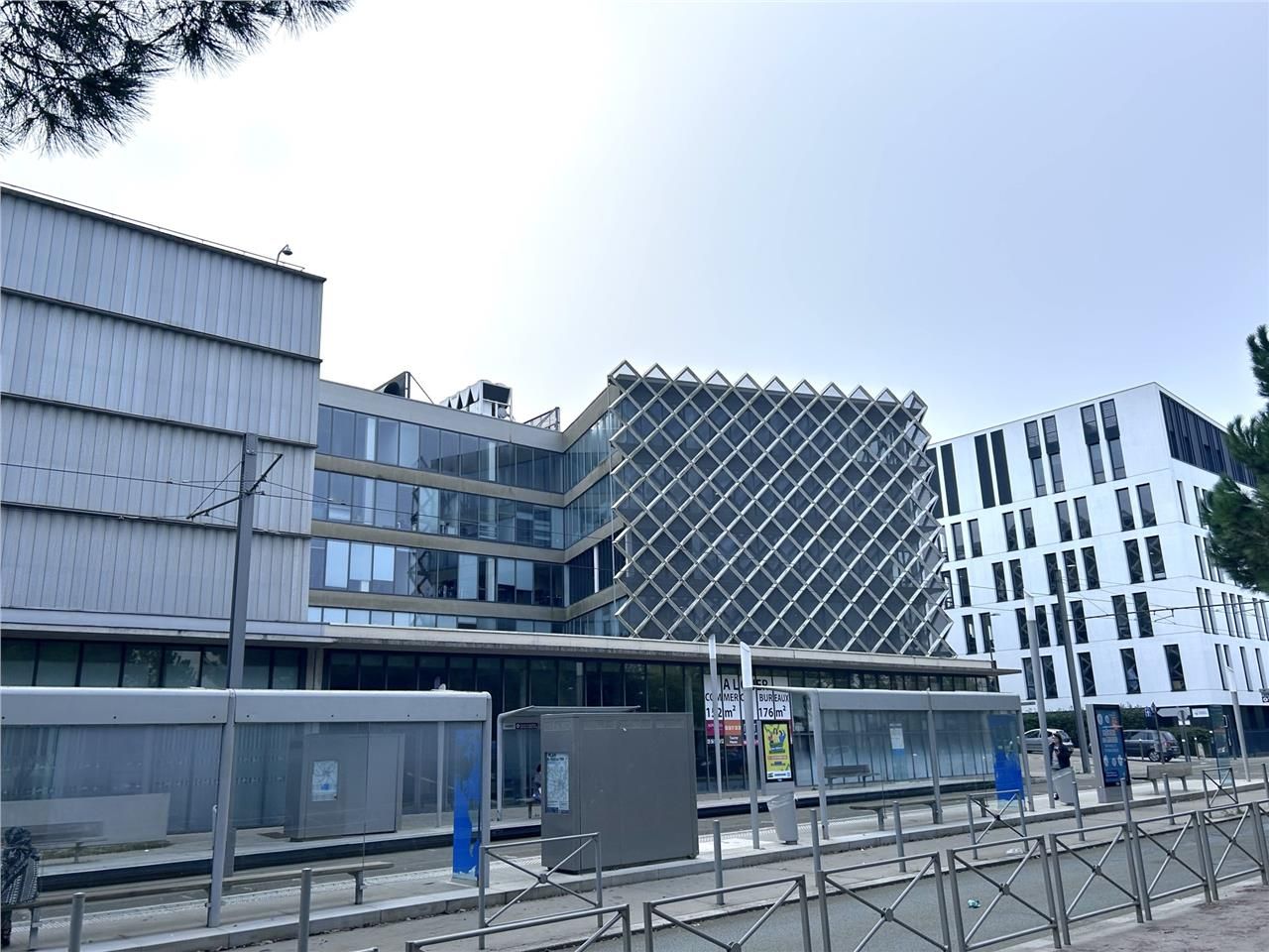 Arthur Loyd vous propose à la location deux locau