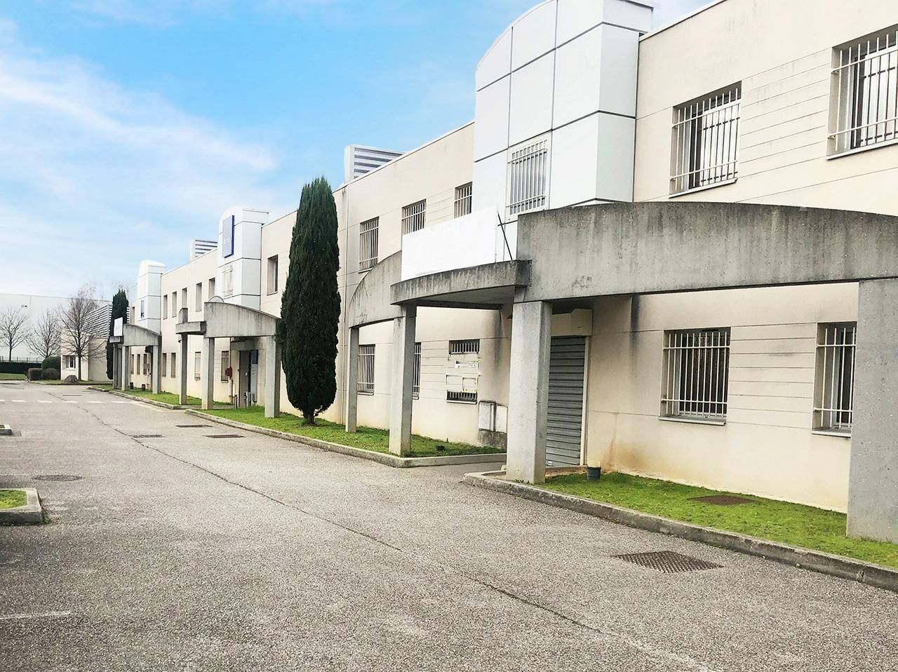 Location Activité 500 m² non divisibles 69800 Saint priest