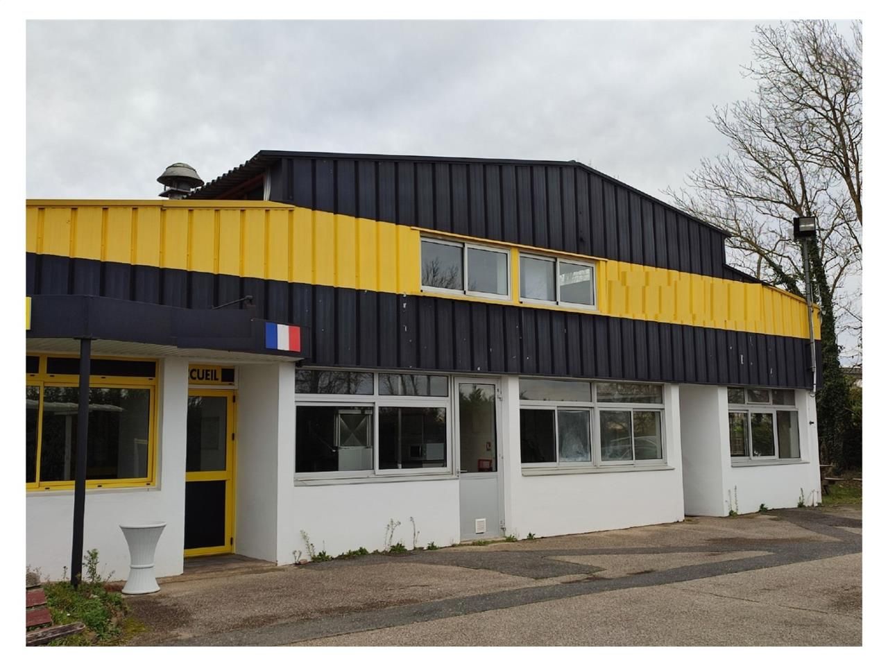 A VENDRE  LOCAUX D'ACTIVITE - SAINT-TRIVIER-SUR-M