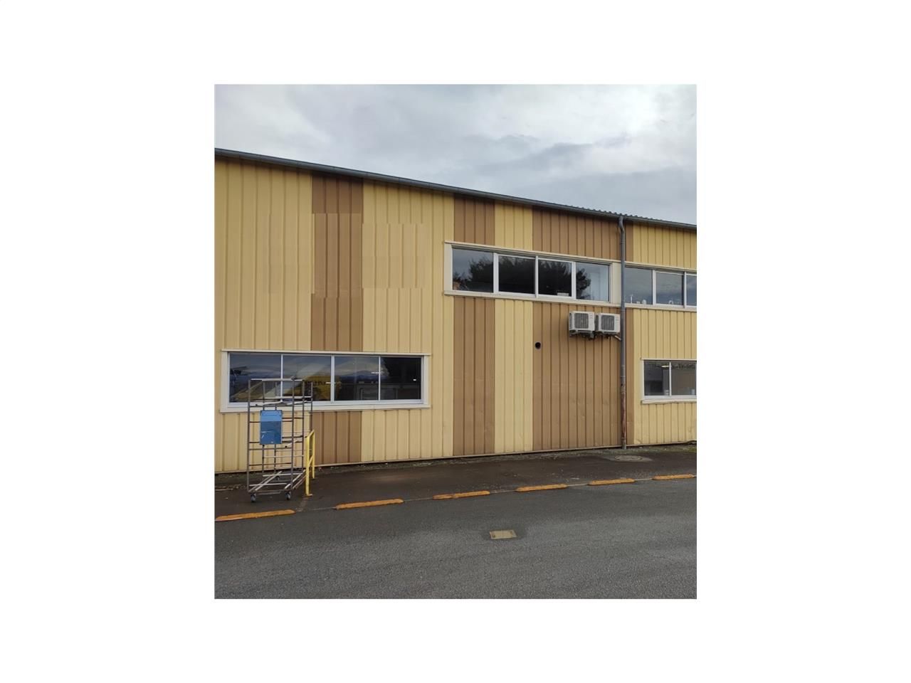 A LOUER LOCAUX D'ACTIVITE - SAINT-TRIVIER-SUR-MOI