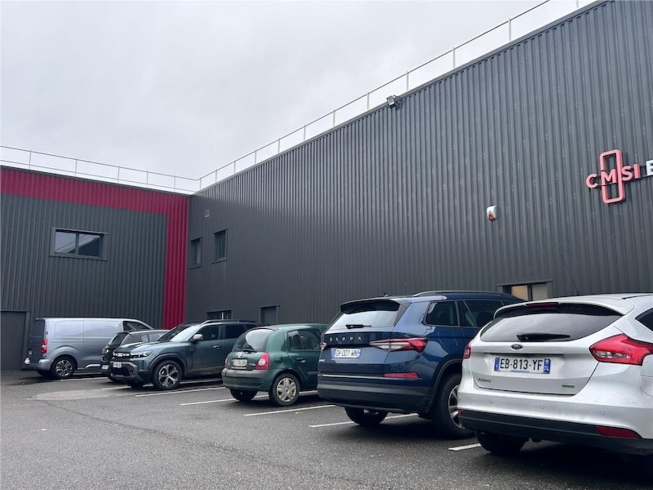 BOURG SUD - BUREAUX NEUFS CLOISONNES ET CABLES - 