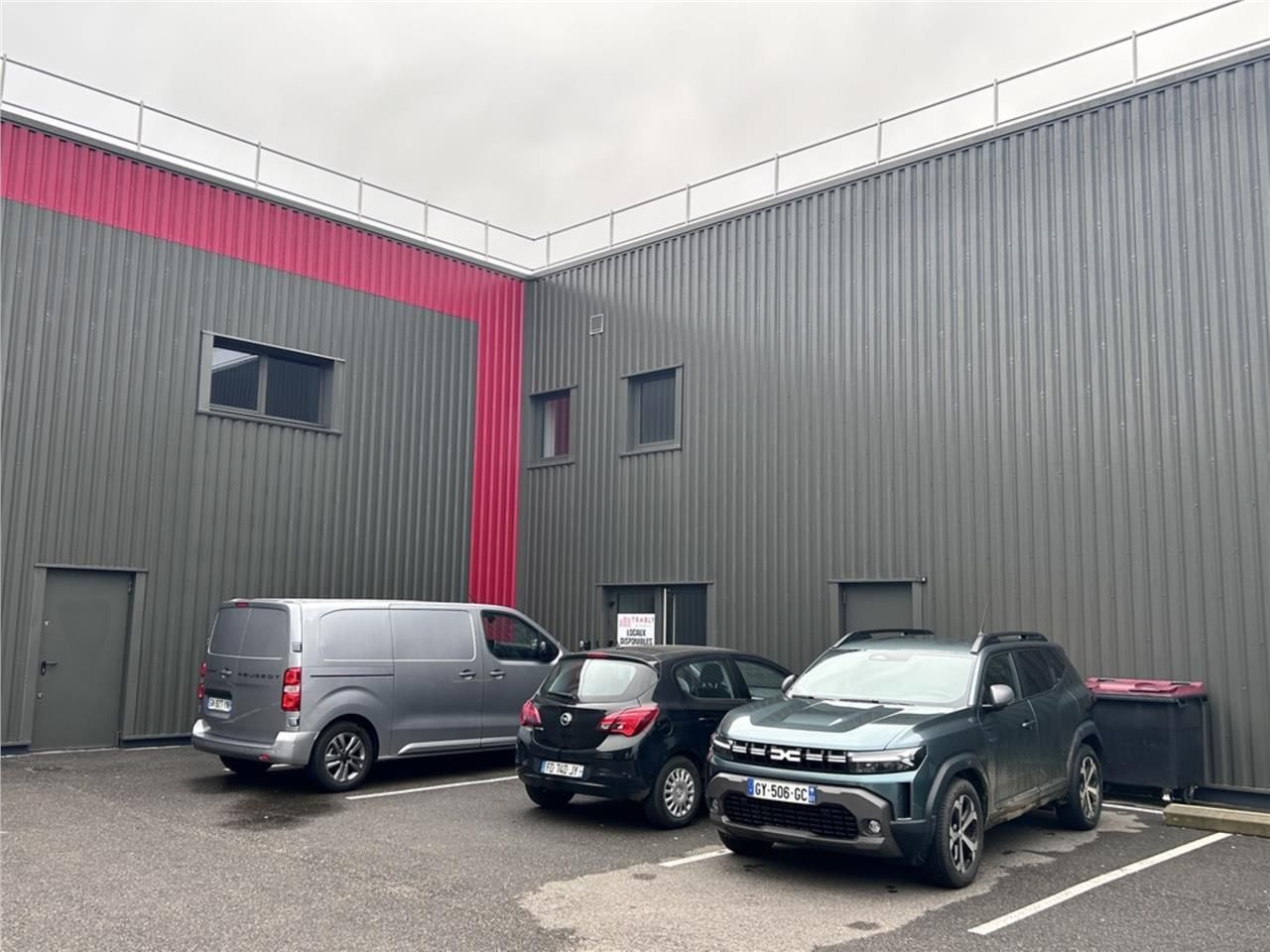 BOURG SUD - BUREAUX NEUFS CLOISONNES ET CABLES - 