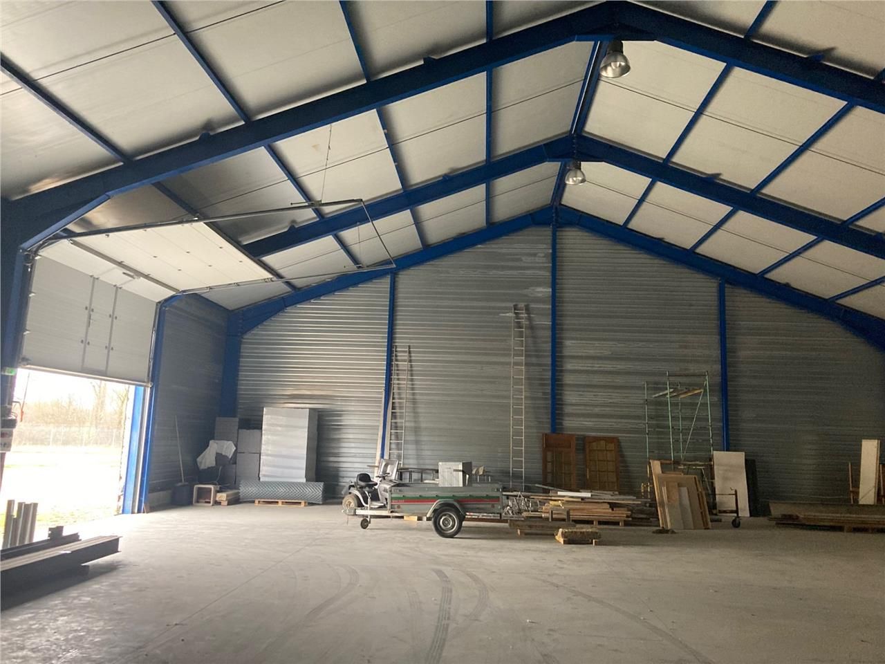 LOCAUX D'ACTIVITÉ -   À VENDRE - LAIZ Au coeur de