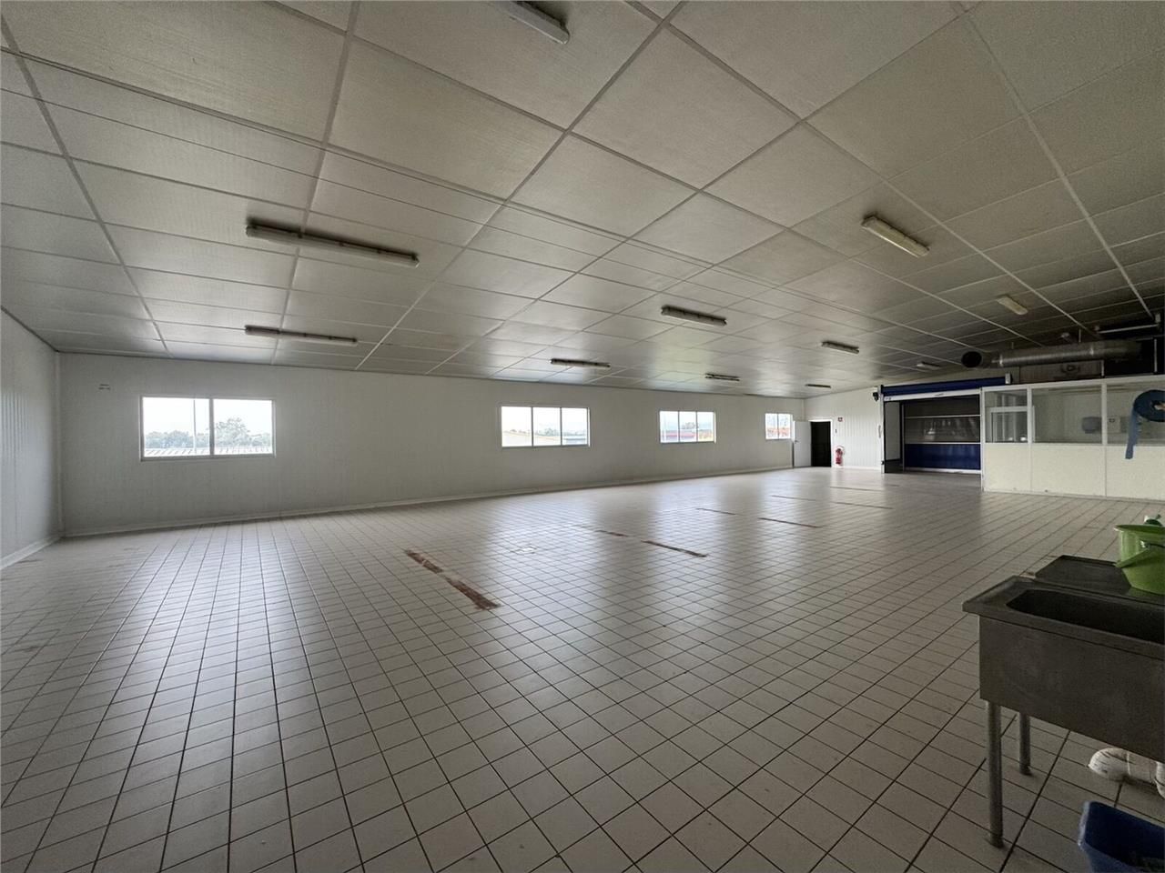 À LOUER : Bâtiment indépendant de 2 000 m² avec r