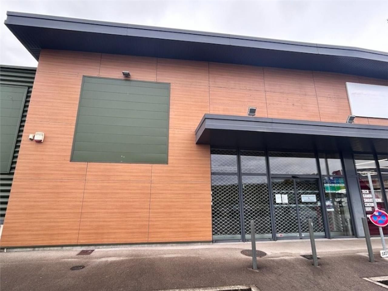 FACADE ROUTE NATIONALE - LOCAL COMMERCIAL A LOUER