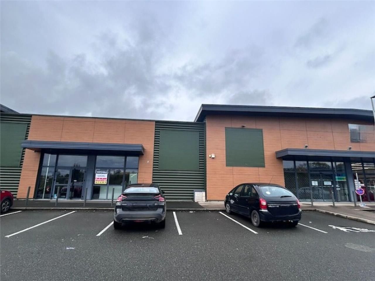 FACADE ROUTE NATIONALE - LOCAL COMMERCIAL A LOUER