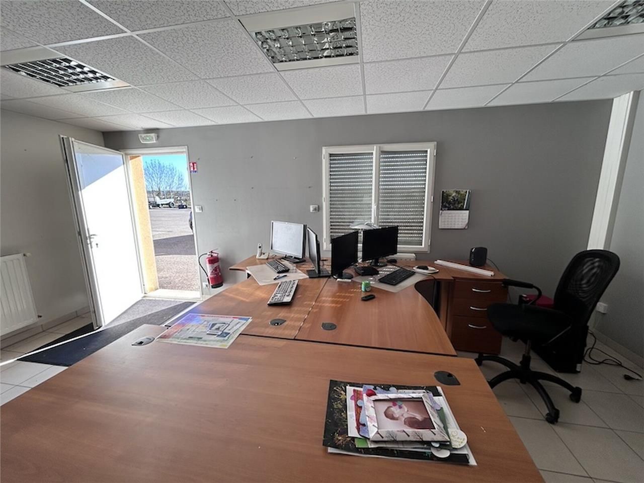 MEZERIAT - BUREAUX AVEC STOCKAGE A LOUER dans un 