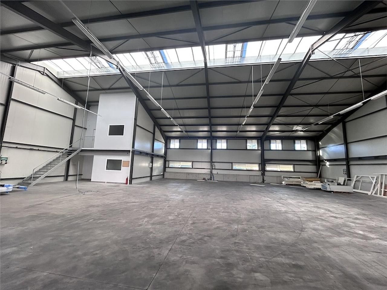 LOCAUX D'ACTIVITE - STOCKAGE - HANGAR Disponibles