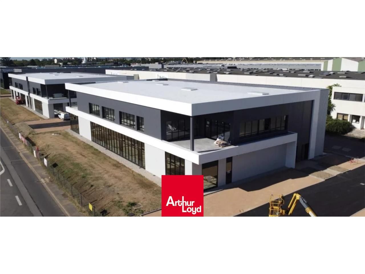 A LOUER : LOCAUX D'ACTIVITE | ARNAS  Au sein d'un