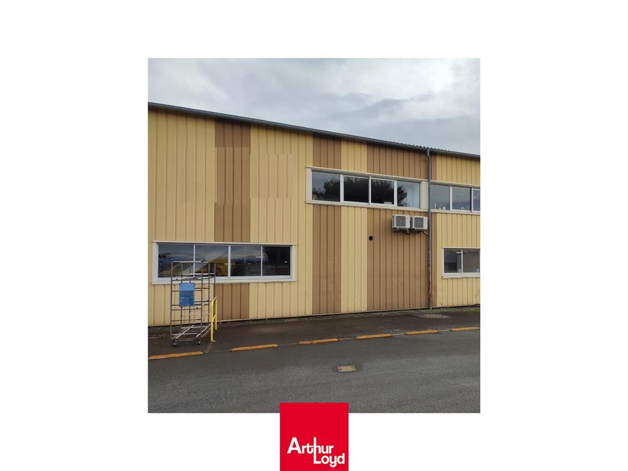 A VENDRE  LOCAUX D'ACTIVITE - SAINT-TRIVIER-SUR-M