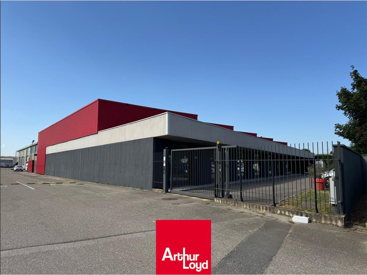 A VENDRE À INVESTISSEUR :  4 Locaux d'activité  d