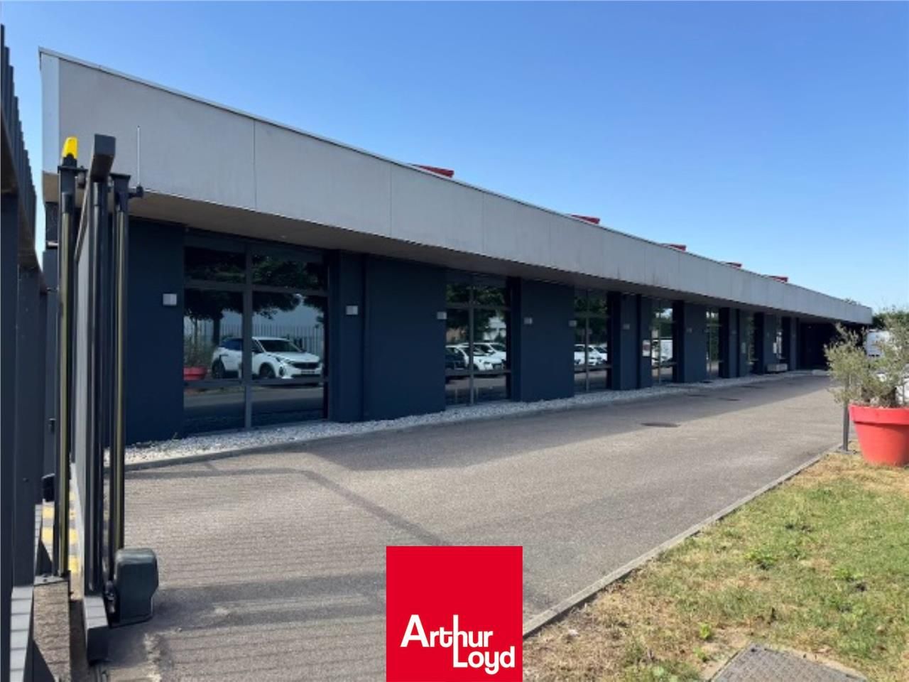 A VENDRE À INVESTISSEUR :  4 Locaux d'activité  d