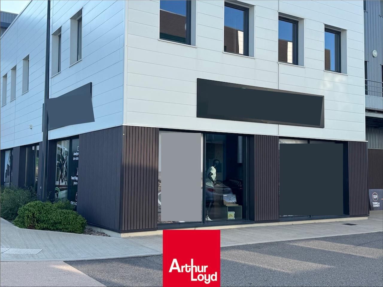 Local d'activité | A LOUER | Lyon Nord  Votre age