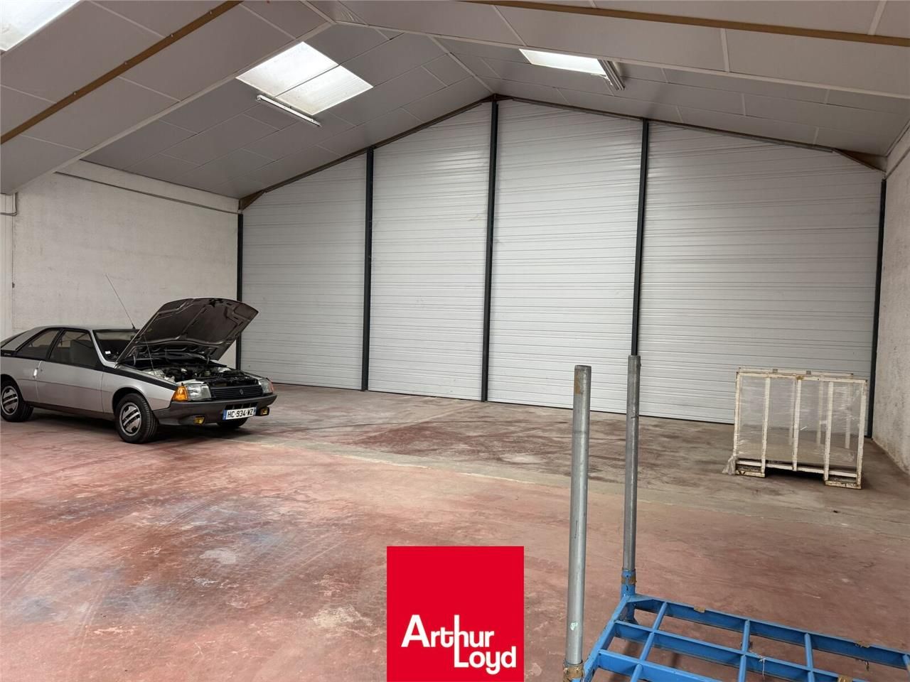 À VENDRE OU À LOUER : Local d'activités de 300 m²