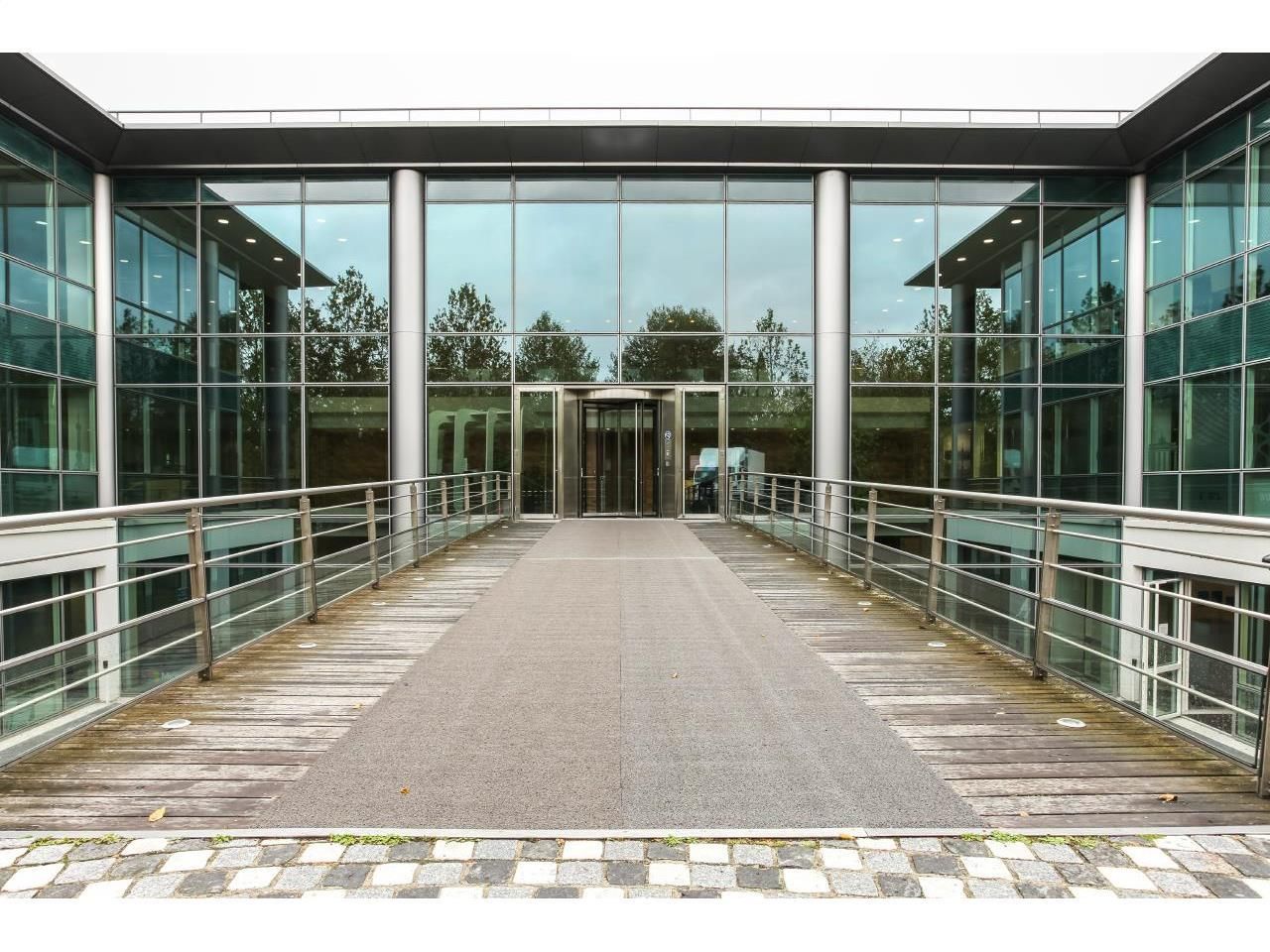 Location Bureaux 2318 m² divisibles 95700 Roissy en france