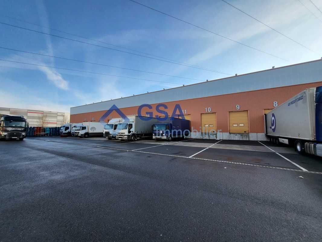 A proximité de l'autoroute A6 et de l'aéroport d'