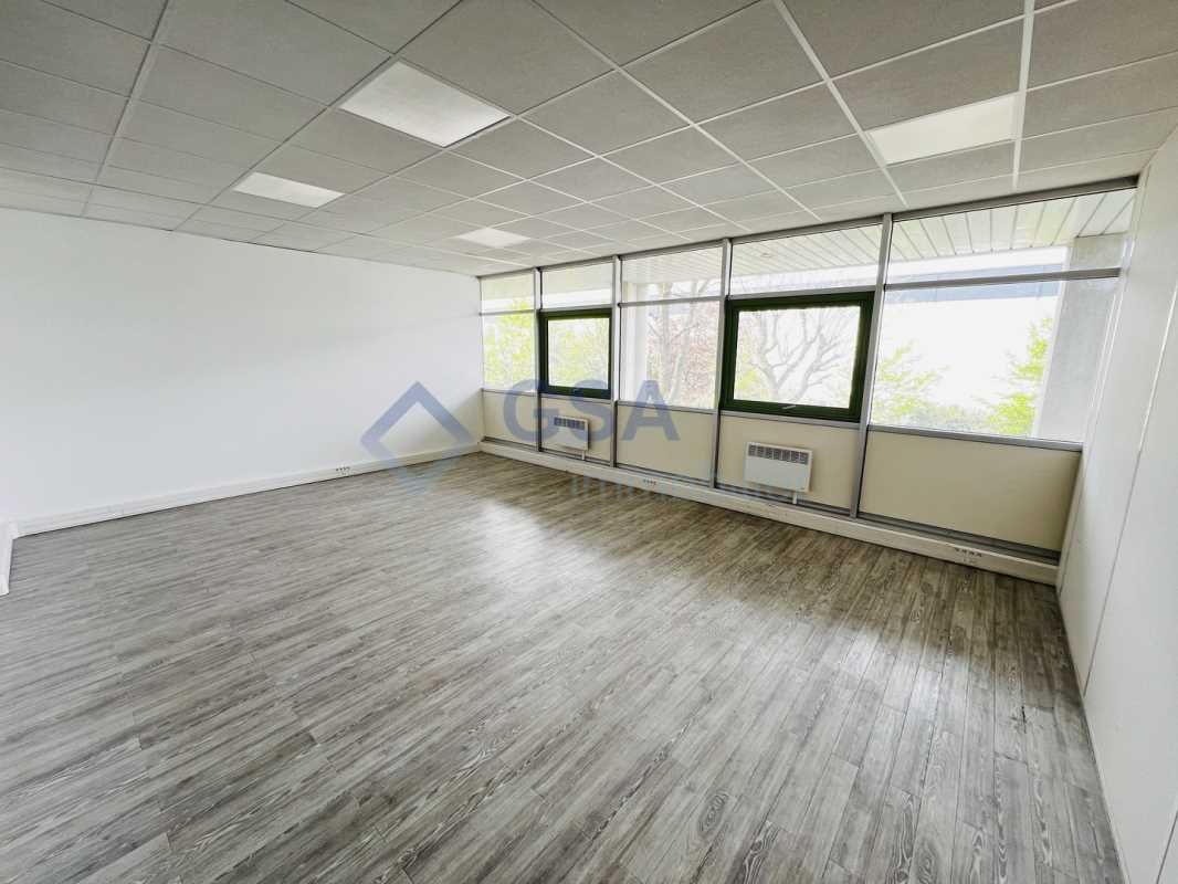 Bureaux en bon état cloisonnés à louer à Lisses, 