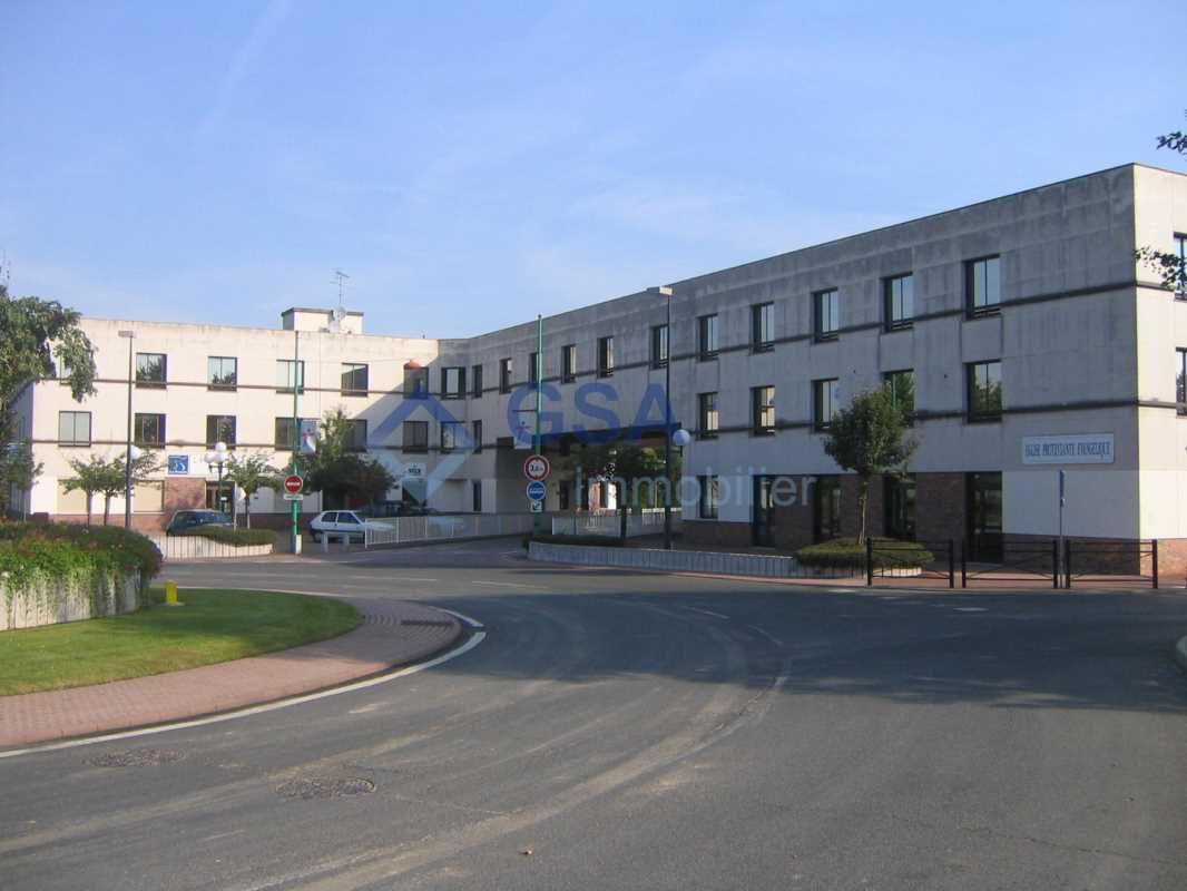 Evry, à proximité immédiate de la N7, nous vous p