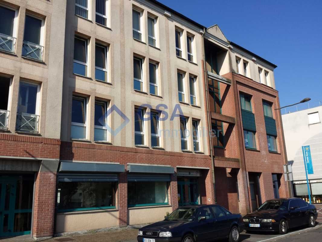 SENART, au pied de la GARE RER D de Savigny le Te