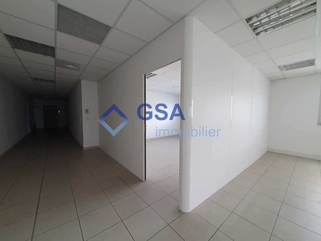 A proximité de l'A6 et à proximité du Tram, GSA I