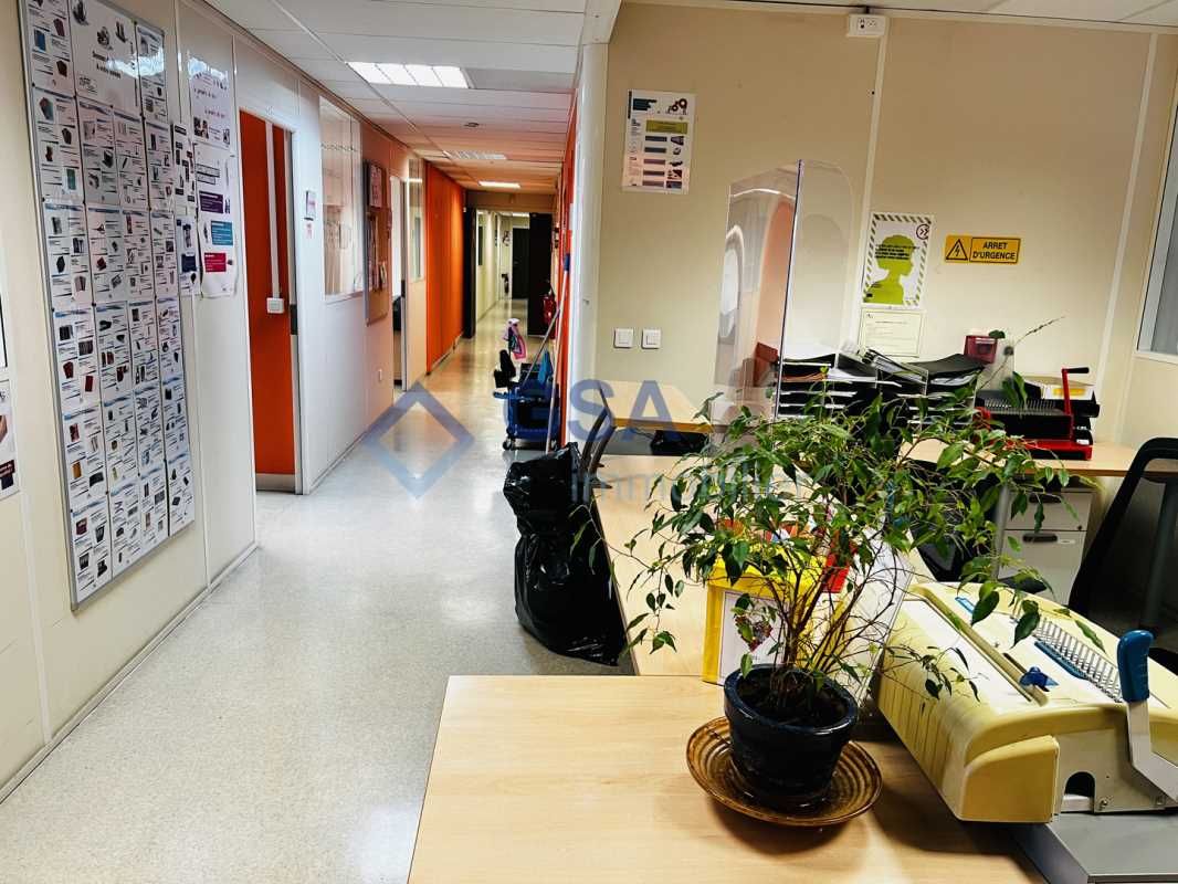MELUN (77), idéalement situé au pied de la gare, 