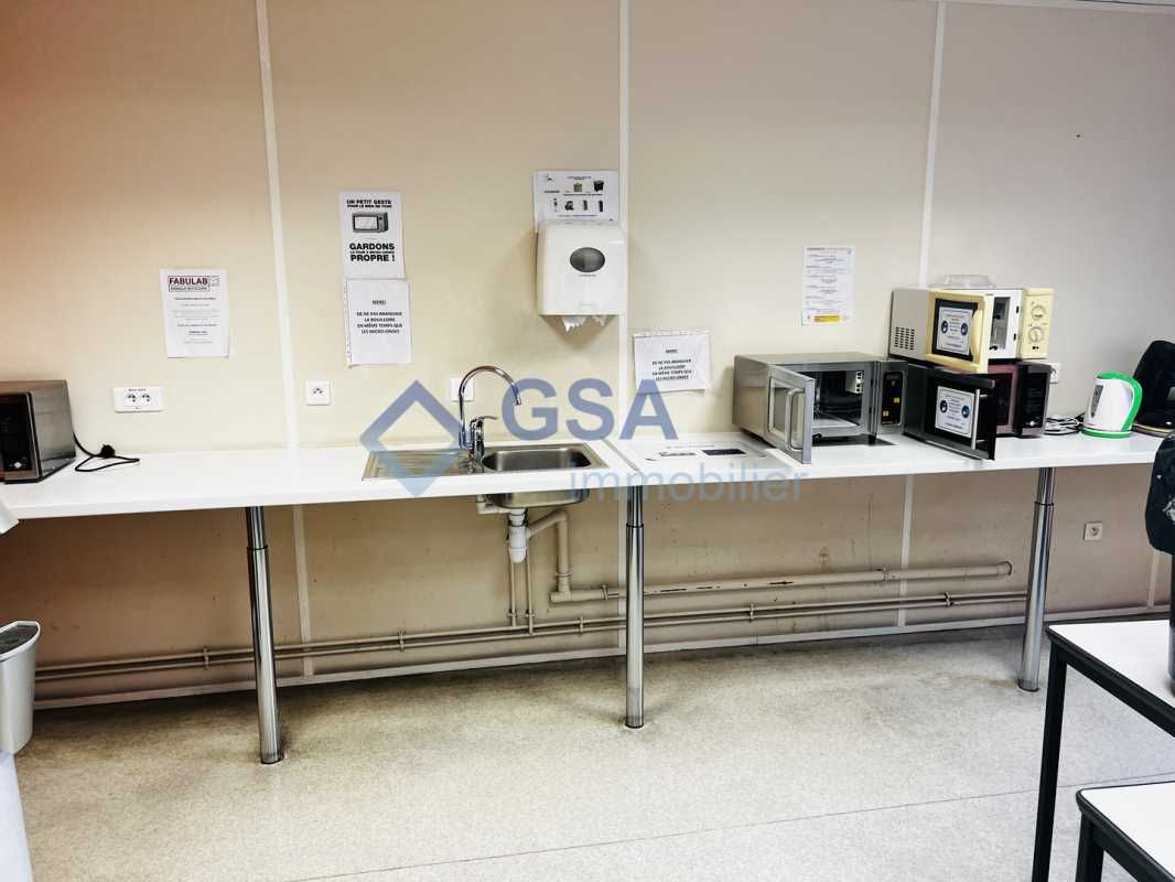 MELUN (77), idéalement situé au pied de la gare, 