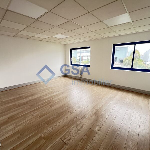 LISSES, à proximité de l'autoroute A6, au sein d'