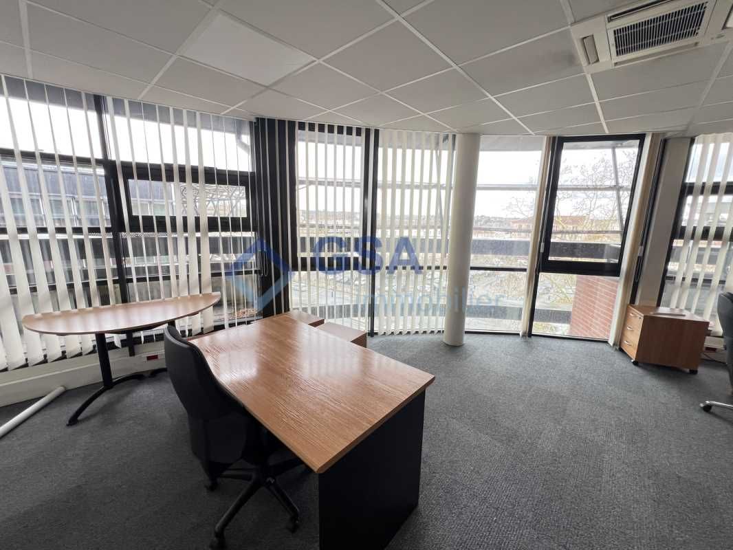 A proximité immédiate de la gare RER de MELUN et 