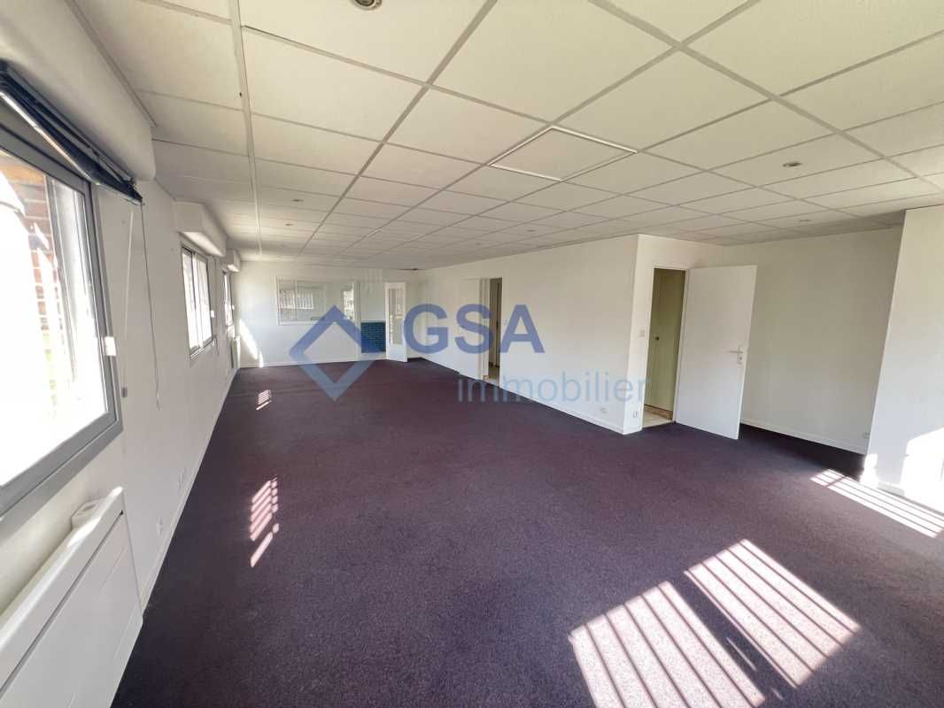 A louer bureaux en zone industrielle. Idéalement 