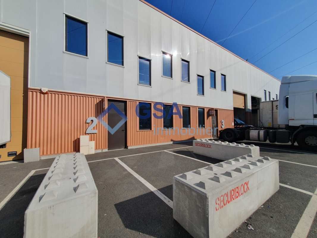 Au sein de la zone d'activités du Coudray Montcea