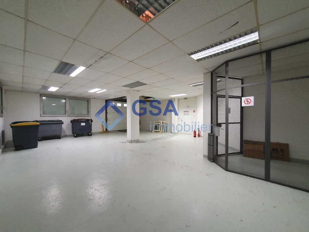 A proximité de l' A6 et de la gare  d'Epinay sur 