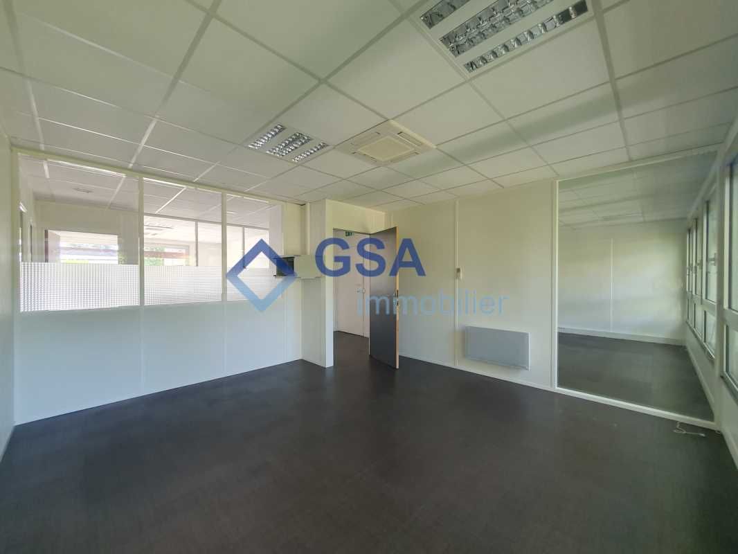 A proximité de l'autoroute A6 et de la gare  d'Ep