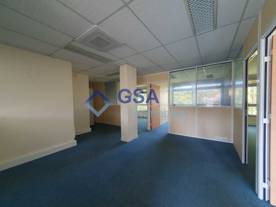 A proximité de l'autoroute A6 et de la gare  d'Ep