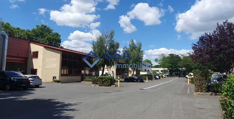 A proximité de la N104 et au coeur de la ZI de la