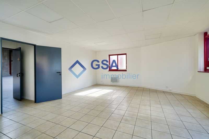 A proximité de la N104 et au coeur de la ZI de la