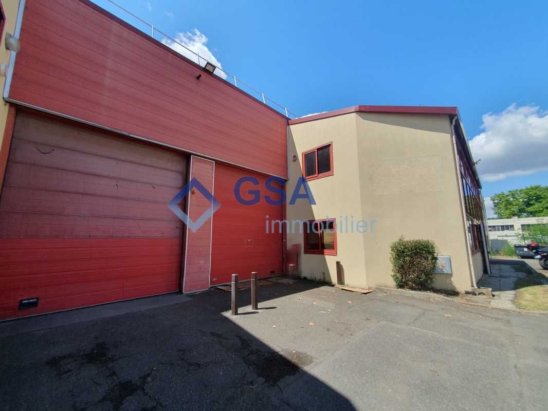 A proximité de la N104 et au coeur de la ZI de la