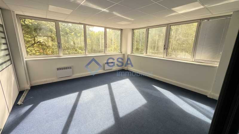 Situé sur l'Allée des Champs Elysées à EVRY-COURC