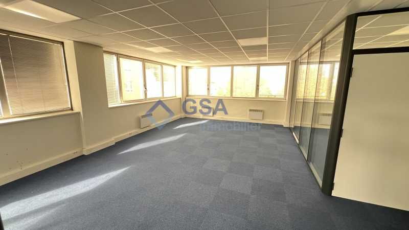 Situé sur l'Allée des Champs Elysées à EVRY-COURC