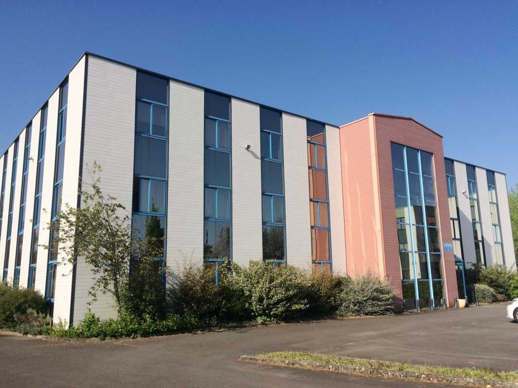 Bureaux à louer VERN SUR SEICHE  Située au Sud de