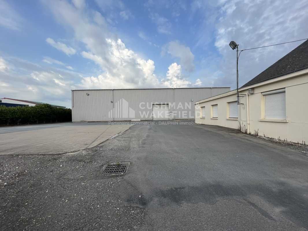 LOCATION Local d'activités de 1332 m² environ com