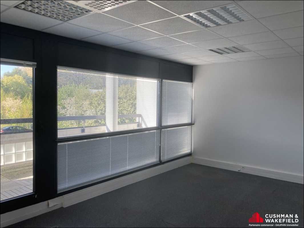 A LOUER BUREAUX VERN SUR SEICHE Au sein d'un imme