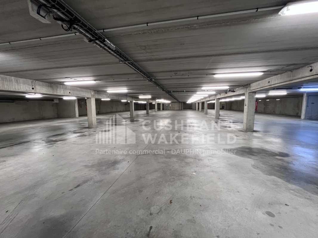 Activités de 2800 m² environ A sous-louer à CESSO